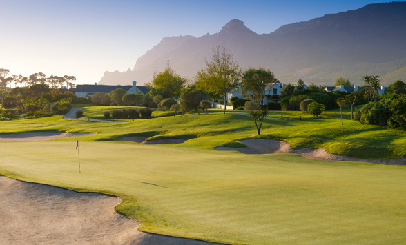 Early morning mist on the green at Steenberg.