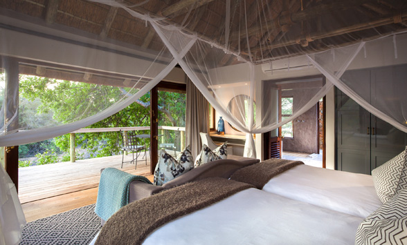 Romantic suite with four poster bed at Thornybush Lodge.