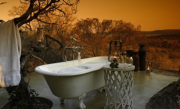 Outdoor bath on the Honeymoon Suite patio at Madikwe Hills.